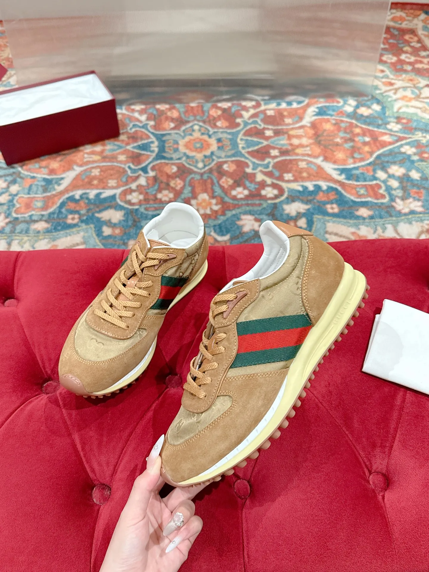 p700🐮🐮 GUCCI 2025 latest spring and summer catwalk style sports shoes Forrest Gump shoes 25 super popular show items with high appearance rate and many celebrities and Internet celebrities. The classic shoe design uses innovative stitching technology to create a water-like flowing texture. Super comfortable on the feet. Leather splicing and breathable logo fabric with classic green and red webbing embellishment. All show the brand tone (buttons are removable) original molded combination outsole ▪️Size: Male 39-44 (Male 45, customized, non-returnable)